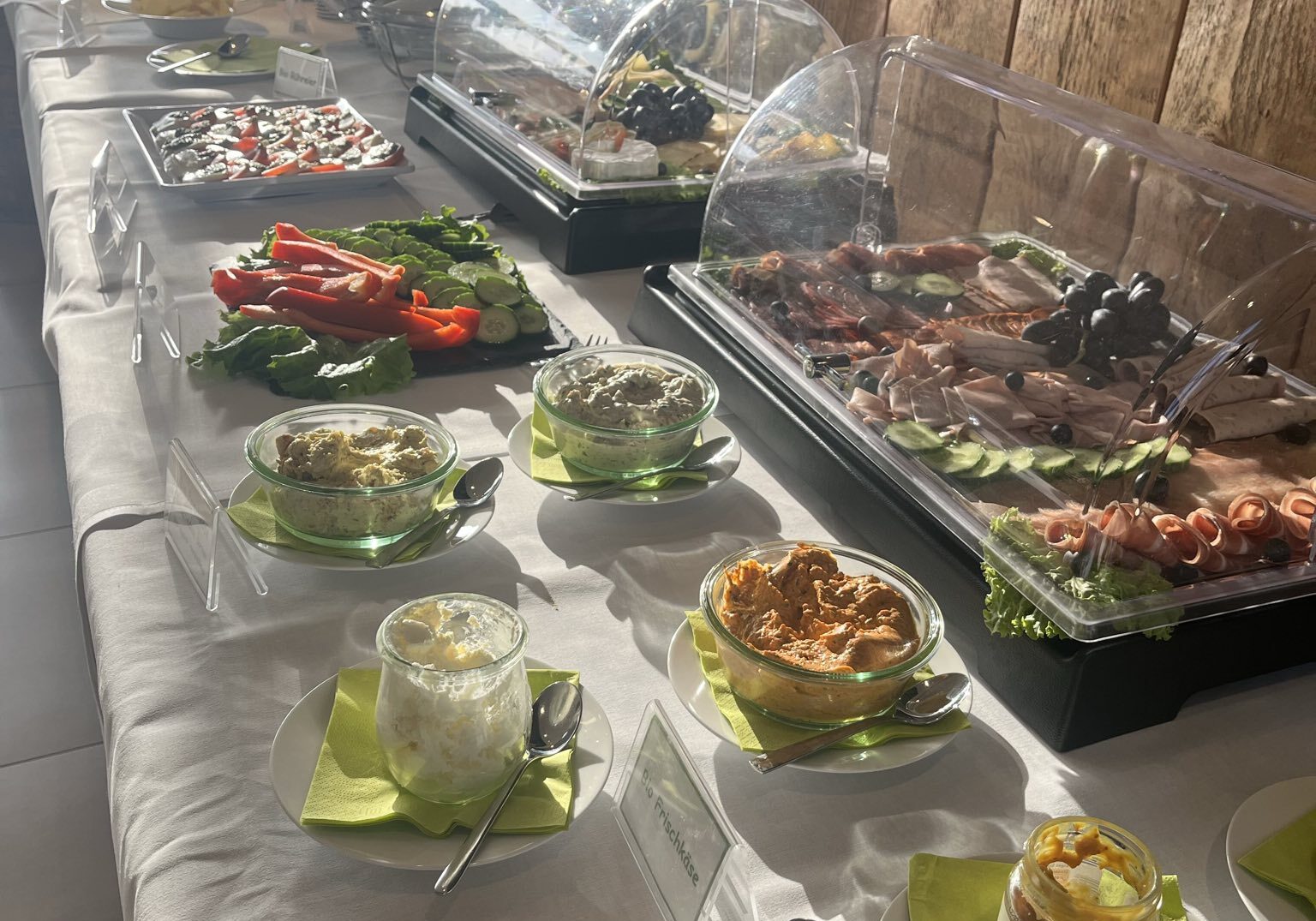 Gesamtansicht Frühstücksbuffet LebensArt