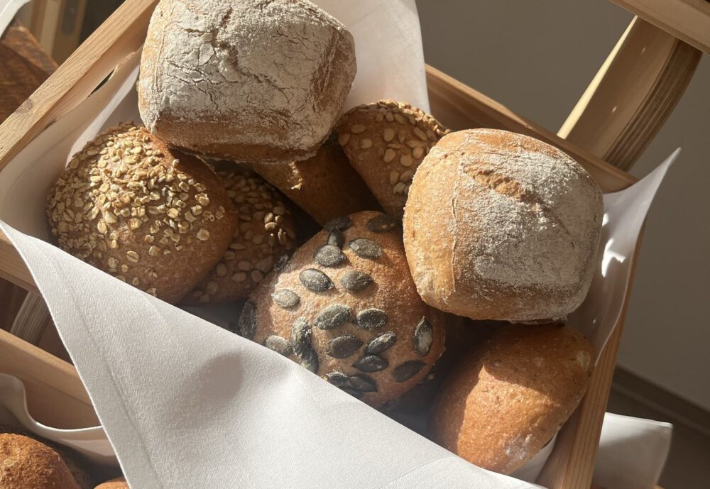 Brot und Brötchen vom Frühstücksbuffet